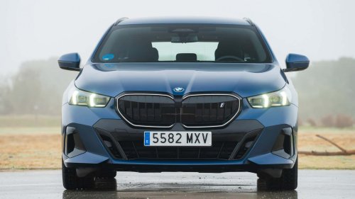 Al volante del BMW i5 eDrive40 Touring 2026, un familiar de futuro