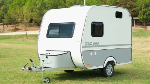 ¿Te gustan las caravanas ligeras? Atento a la Tosbiq 2.80