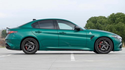 Al volante del Alfa Romeo Giulia QV 2026, una berlina deportiva de libro