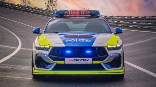 TUNE IT! SAFE! zeigt STEEDA Q500 Ford Mustang im Polizei-Look