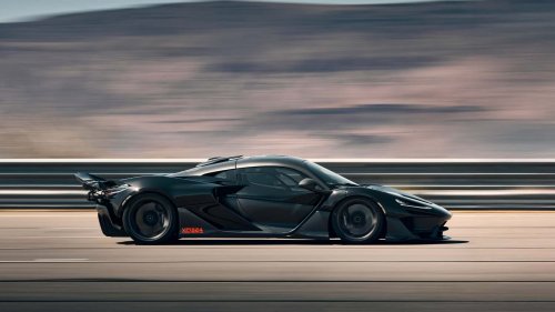 El nuevo superdeportivo de McLaren ruge con su V8 en el desierto
