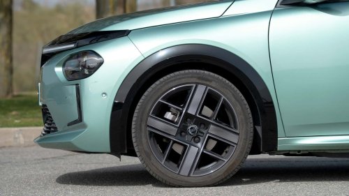 Lancia Ypsilon Elettrica 2026, un utilitario cero emisiones con mucho estilo