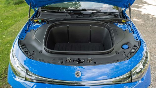 Mercedes-Benz CLA 2025: conducimos la cautivadora berlina