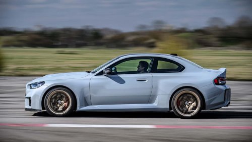 Verrückter BMW M2 mit über 1.000 PS driftet in einer Autofabrik