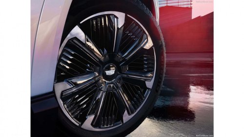 ‘That’s Wild Bro:’ Mechanic Removes Tire After Another Guy ‘Does It Cheaper'. Then He Notices Something That Could Save a Life