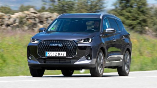 EBRO tiene un nuevo híbrido y va a por el Toyota Corolla Cross