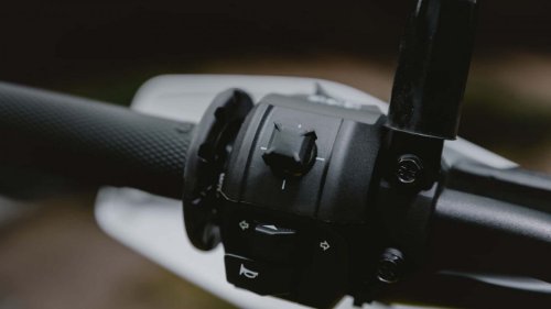 Husqvarna actualiza sus motos 701 de enduro y Supermoto para mejorar el control