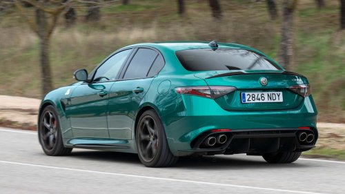 Al volante del Alfa Romeo Giulia QV 2026, una berlina deportiva de libro