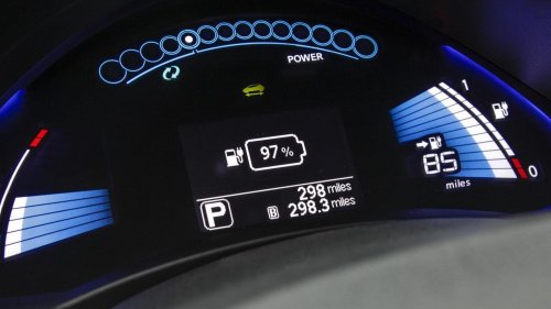 Woman’s Townhouse Isn’t In Front of Her Parking Lot. So She Uses This Trick to Charge Her 2013 Nissan Leaf From Her Bedroom