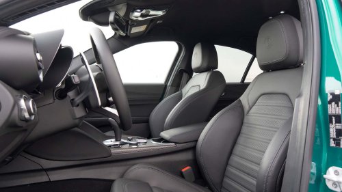 Al volante del Alfa Romeo Giulia QV 2026, una berlina deportiva de libro