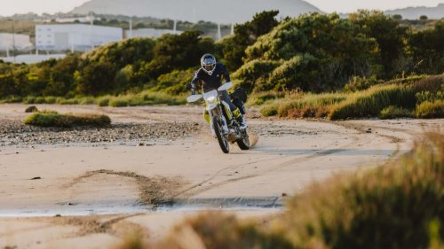 Husqvarna actualiza sus motos 701 de enduro y Supermoto para mejorar el control
