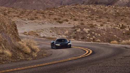 El nuevo superdeportivo de McLaren ruge con su V8 en el desierto