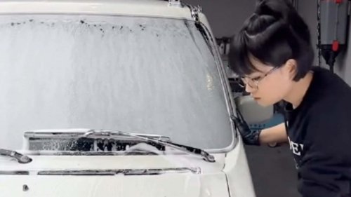 El vídeo viral de la tiktoker china que deja los coches como nuevos