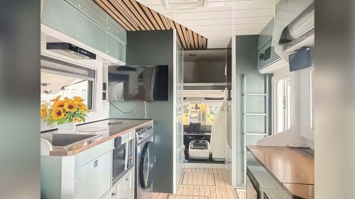 China-Camper als Mini-Penthouse: Zwei Etagen und Dachterrasse