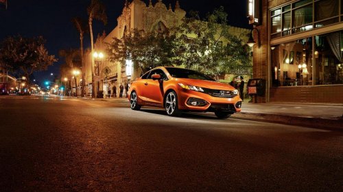 'Where Are You? 1995?": Gen Z Honda Civic Driver Tries to Get Gas from Reagan-Era Pump. Then a Worker Has to Intervene