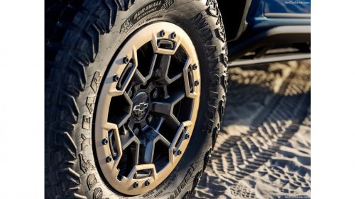 ‘That’s Wild Bro:’ Mechanic Removes Tire After Another Guy ‘Does It Cheaper'. Then He Notices Something That Could Save a Life