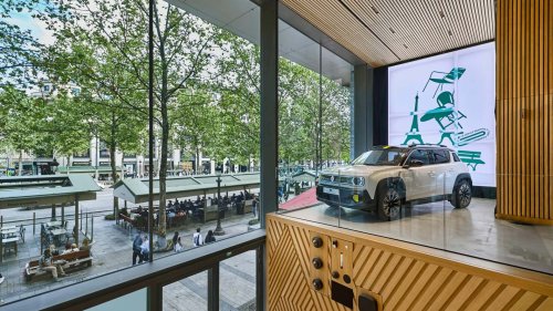 Renault rouvre son showroom des Champs-Élysées