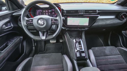 Alfa Romeo Junior Veloce im Test: Elektro-Knaller mit Charisma?