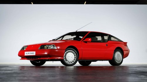 Renault vende 100 'duplicados' de su colección de coches históricos