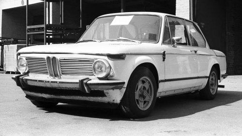 Porsche Beli BMW demi Sembunyikan Mobil Bermesin Depan Pertamanya