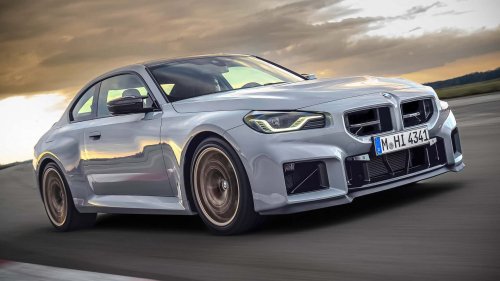Verrückter BMW M2 mit über 1.000 PS driftet in einer Autofabrik