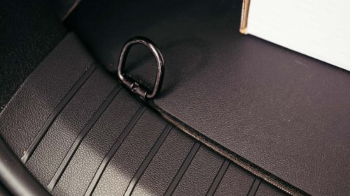 Truk Dacia Ini Memiliki Tempat Tidur Kecil yang Lucu