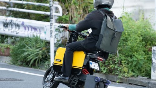 Esta moto eléctrica plegable se convierte en una maleta