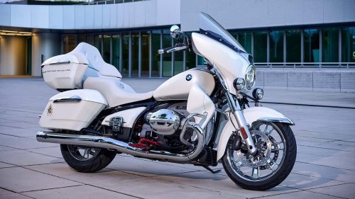 BMW R 18 Transcontinental: Papst-Motorrad erzielt hohe Summe