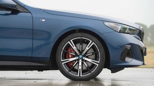 Al volante del BMW i5 eDrive40 Touring 2026, un familiar de futuro