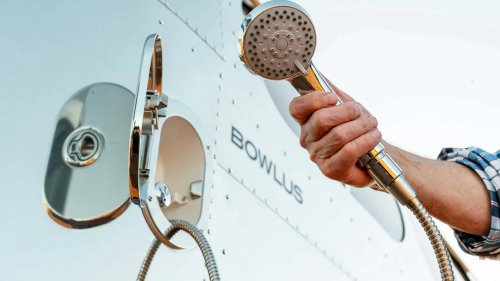 La Bowlus Frontier Edition es una caravana brillante y no sólo por el exterior