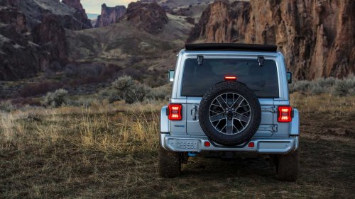 BAW 212 vs. Jeep Wrangler: Retro-Geländewagen im Vergleich