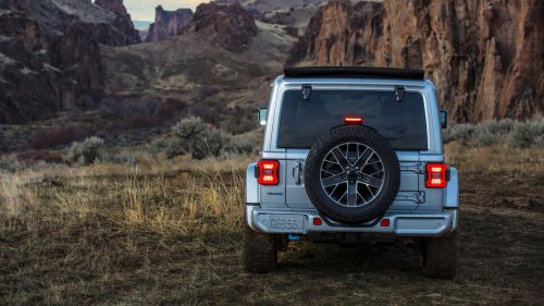 BAW 212 vs. Jeep Wrangler: Retro-Geländewagen im Vergleich