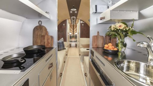 La Bowlus Frontier Edition es una caravana brillante y no sólo por el exterior