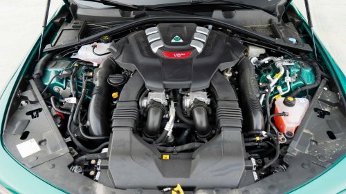 Al volante del Alfa Romeo Giulia QV 2026, una berlina deportiva de libro