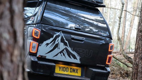 El pick-up con ducha y tienda en el techo que recorrió 5 países en 10 días