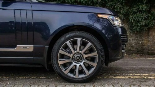 Man’s 2025 Range Rover Autobiography Makes Random Dangerous Stops. His Isn’t the Only One