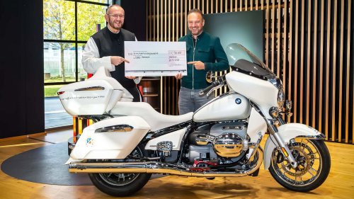 BMW R 18 Transcontinental: Papst-Motorrad erzielt hohe Summe