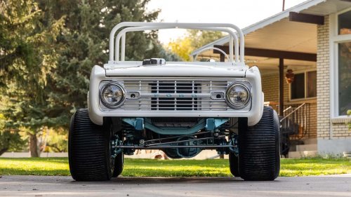 Un Ford Bronco sans freins avant est mis aux enchères