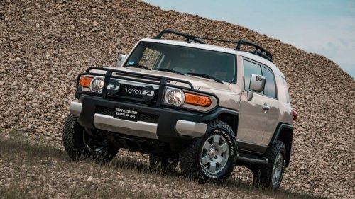 This Toyota FJ Cruiser Took 1,000 Hours to Restore. It Looks Gorgeous