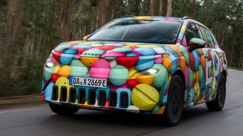 Skoda Epiq : premières images officielles en camouflage aux couleurs vives