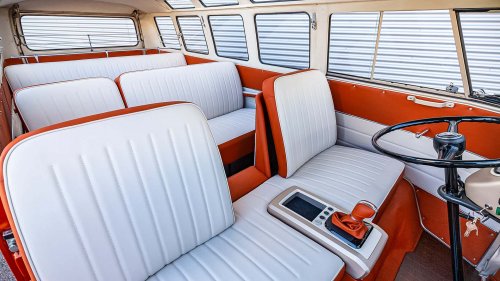 VW Bulli auf der Bremen Classic 2026: Einmal Schiene, einmal Stecker