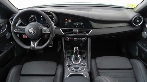 Al volante del Alfa Romeo Giulia QV 2026, una berlina deportiva de libro