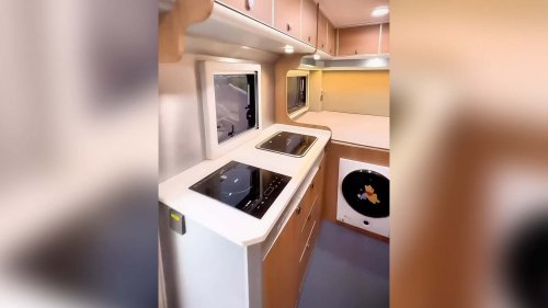 China-Camper als Mini-Penthouse: Zwei Etagen und Dachterrasse
