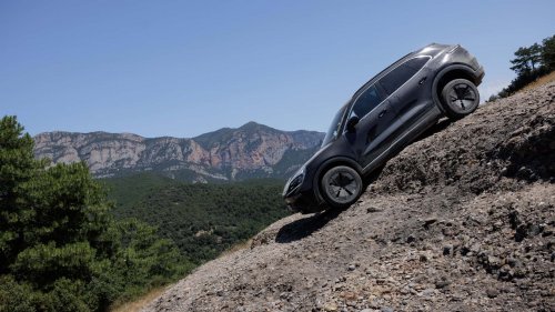 Porsche Cayenne EV Melewati Seluruh Tahap Prototipe Berkat AI