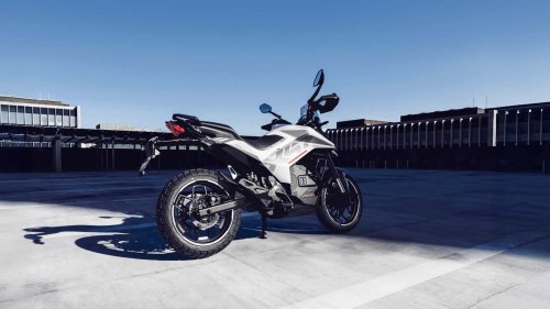 Esta moto india es una copia de la Ducati Hyperstrada