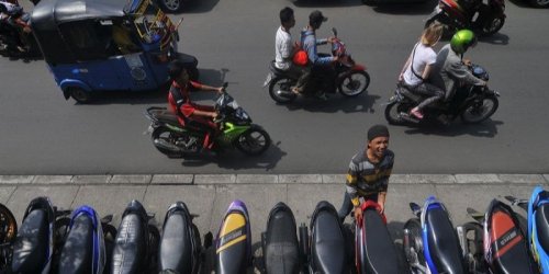 Rambu Dilarang Parkir dan Perbedaan dengan Larangan Berhenti yang Harus Diketahui