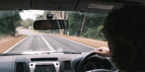 Kebiasaan Buruk Saat Mengemudi Mobil yang Harus Ditinggalkan untuk Keselamatan