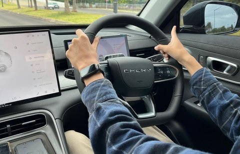 Impresi Awal Chery Tiggo 8 CSH: Sensasi Torsi Jambak Ala Mobil Listrik