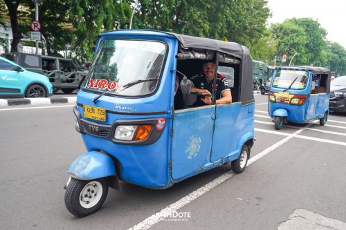 Road to MotoGP Mandalika 2025 Riders VR46 Racing Team – KELILING JAKARTA NAIK BAJAJ DAN MRT