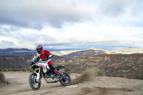 Adventure Bike Ducati DesertX 2026 Resmi Meluncur – MESIN V2 BARU, MAKIN SIAP OFF-ROAD